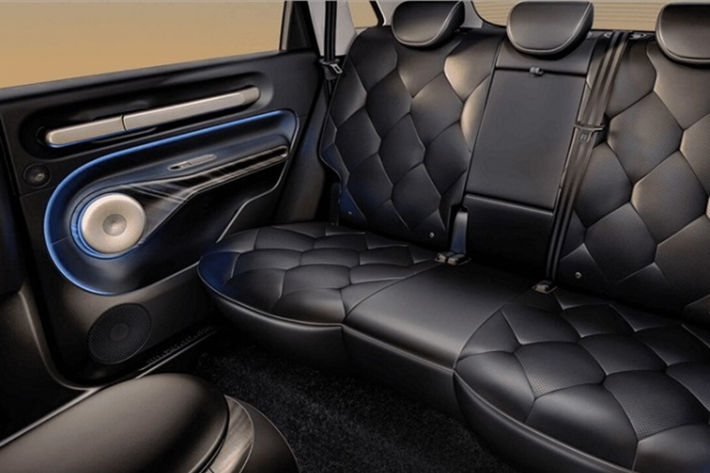 Ghế trước của mẫu xe điện này có khả năng ngả sâu, thông gió, hốc gió điều hòa riêng cho hàng 2, ghế lái chỉnh điện, dàn 9 loa Infinity, cửa sổ trời toàn cảnh và đèn nền nội thất.