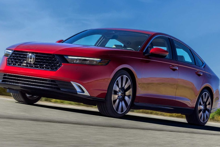 Honda đã chính thức giới thiệu phiên bản nâng cấp giữa vòng đời của mẫu sedan cỡ D Accord thế hệ mới. Xe được trang bị hệ truyền động hybrid mới với mức tiêu thụ nhiên liệu chỉ 4,9 lít xăng/100km. Ở lần nâng cấp giữa vòng đời này, Honda Accord 2025 mới đã điều chỉnh giá bán lên mức 28.295 USD (khoảng 696 triệu đồng). Bên cạnh đó, hãng còn bổ sung thêm phiên bản SE thể thao, khỏe khoắn hơn thay thế cho bản EX.