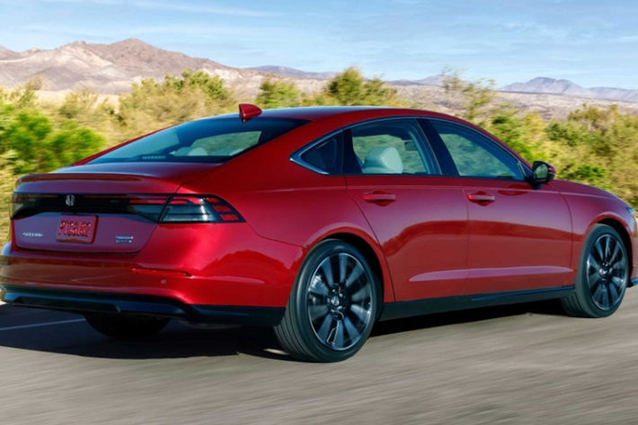 Cung cấp sức mạnh cho Honda Accord SE 2025 là động cơ tăng áp 4 xi-lanh dung tích 1.5 lít, sản sinh công suất 192 mã lực và mô-men xoắn 192 Nm. Xe sử dụng hộp số vô cấp (CVT) với "chương trình Step-Shift", cho phép mô phỏng sự thay đổi số mượt mà, tạo cảm giác lái tự nhiên hơn cho người lái.