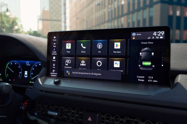 Về nội thất, bên trong khoang cabin của Honda Accord 2025 là hàng loạt tiện ích hiện đại. Có thể kể đến như: cụm đồng hồ kỹ thuật số 10,2 inch, màn hình giải trí 7 inch hỗ trợ Android Auto và Apple CarPlay. Ghế trước có sưởi, ghế lái có tính năng điều chỉnh 10 hướng.