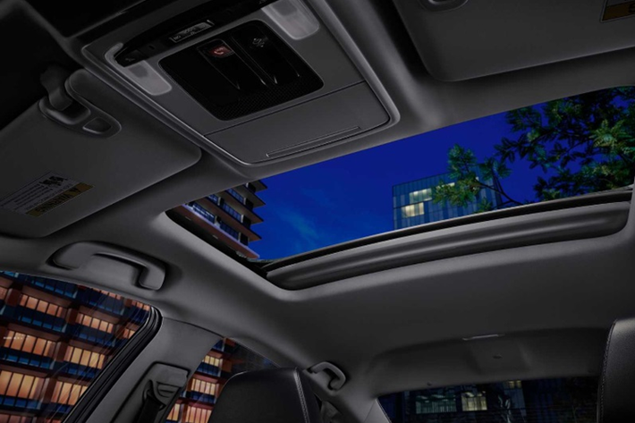 Các phiên bản hybrid sẽ có thêm bộ sạc không dây 15W cho điện thoại thông minh. Riêng bản Touring Hybrid cao cấp còn có sưởi vô lăng.