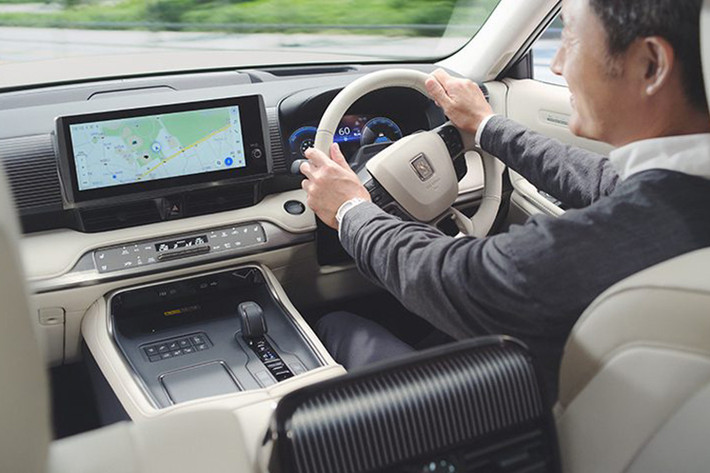 Toyota Century SUV phiên bản mui trần được trang bị hệ truyền động plug-in hybrid V6 3.5 lít với công suất tổng hợp đạt 406 mã lực. Sức mạnh được truyền tới cả bốn bánh thông qua hộp số e-CVT và hệ thống phân phối lực thông minh E-Four Advanced AWD.