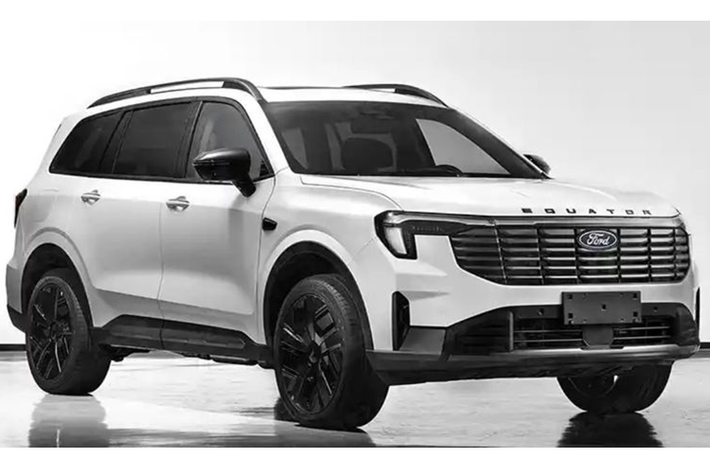 So với phiên bản cũ, Equator có lưới tản nhiệt nhỏ hơn, đèn pha LED sắc sảo hơn và cản trước thiết kế tối giản. Trong khi đó, Equator Sport lại có mặt ca lăng được hoàn thiện tối màu với họa tiết lưới tổ ong. Ở phía sau, Equator được trang bị cụm đèn hậu LED mới vắt ngang qua cửa cốp.