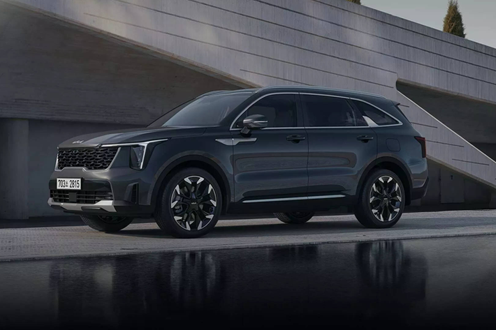 Mẫu xe SUV Kia Sorento 2025 được thiết kế để đáp ứng nhu cầu ngày càng tăng của người dùng bằng cách kết hợp công nghệ tiên tiến và các tính năng tiện lợi trên tất cả các phiên bản.