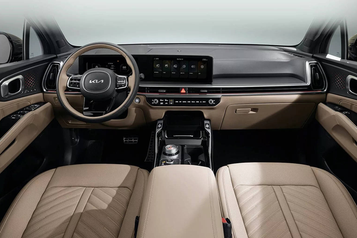 Cốp sau chỉnh điện thông minh vốn là tính năng rất được khách hàng ưa chuộng, hiện đã là trang bị tiêu chuẩn từ phiên bản Prestige cơ sở. Kia cũng nâng cao trải nghiệm lái xe bằng cách biến một số tính năng trước đây là tùy chọn trở thành trang bị tiêu chuẩn trên các phiên bản cao cấp hơn.