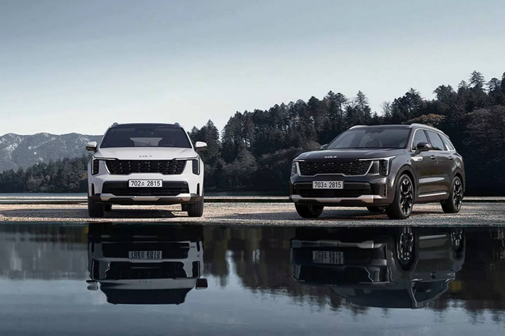 Đầu tiên, áp dụng chung cho mọi phiên bản Kia Sorento 2025 tại Hàn Quốc là sự bổ sung hệ thống cảnh báo rung trên vô-lăng (phản hồi xúc giác) và đèn LED trên tấm che nắng làm trang bị tiêu chuẩn.