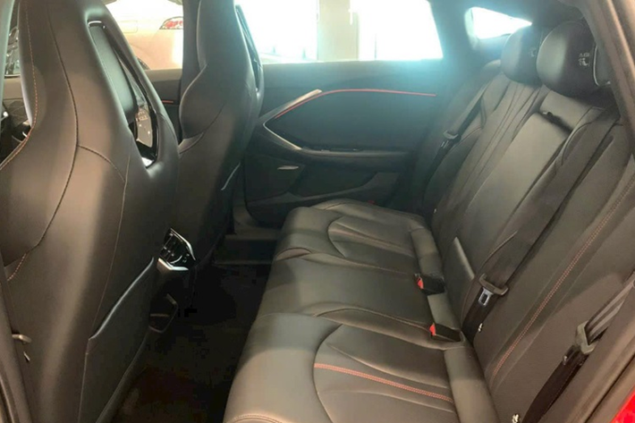 Mẫu sedan cỡ D này còn được trang bị vòm kính đóng mở Topload, hệ thống buồng lái thông minh Zebra Luoshen 8155, cửa sổ trời toàn cảnh và hệ thống âm thanh 14 loa…