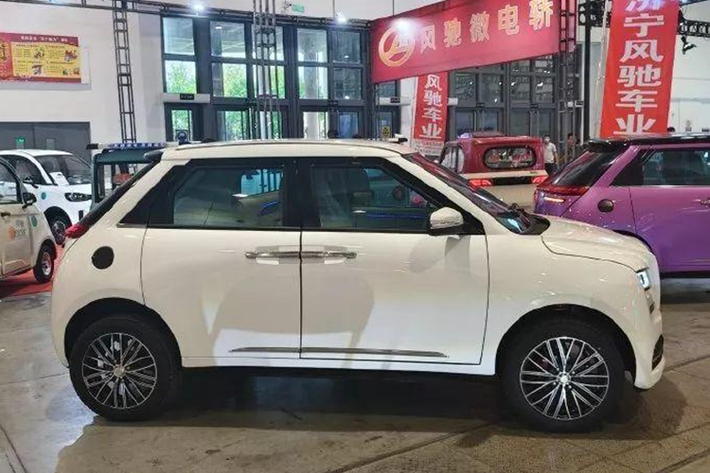 Chiếc Maybach bản nhái cũng có thiết kế mặt ca lăng mạ crom với các nan dọc, cụm đèn pha và các hốc gió ở phía đầu xe cũng được sao chép y hệt kiểu dáng. Xét đến kích thước và các đường nét cơ bản của cả hai chiếc xe này, có thể nhận đấy chúng dùng chung cùng một nền tảng.