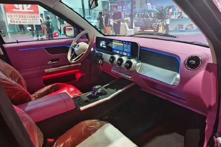 Tuy nhiên, bên cạnh đó, thị trường này vẫn còn có cả những mẫu xe giá rẻ với thiết kế đạo nhái từ các thương hiệu cao cấp. Mới đây, trên mạng xã hội Weibo xuất hiện hình ảnh của 2 chiếc xe minicar có thiết kế được làm nhái xe Rolls-Royce Phantom và Mercedes-Maybach.