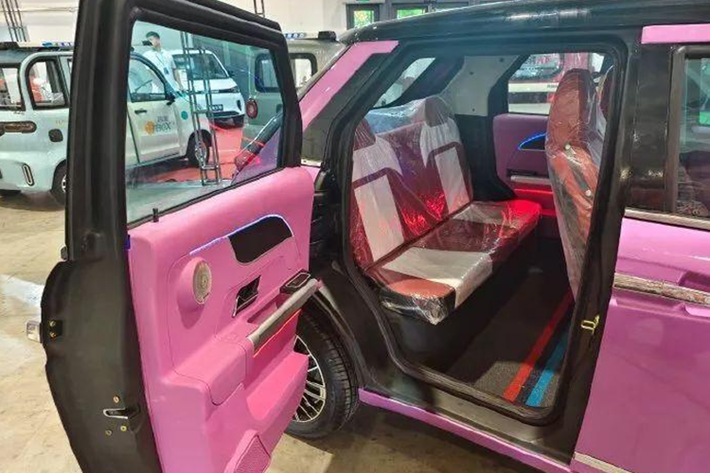 Trong đó, chiếc Phantom “bản fake” sở hữu đầu xe hình chữ nhất với các nan dọc đặc trưng, đi kèm cụm đèn pha được sao chép y nguyên kiểu dáng, nhưng ánh sáng xanh yếu ớt của bóng đèn cho thấy chúng có chất lượng thấp. Thậm chí xe còn có cả cửa sau kiểu suicide door vốn là đặc trưng trên xe Rolls-Royce.