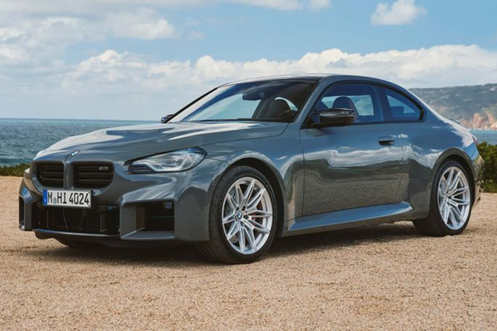 Sau màn ra mắt của 2-Series, xe Đức lại tiếp tục trình làng BMW M2 2025 mới. Mẫu xe thể thao 2 cửa này mặc dù vẫn được trang bị động cơ tăng áp kép 3.0 lít như bản tiền nhiệm nhưng được tinh chỉnh lại cho công suất tối đa là 473 mã lực, tăng 20 đơn vị so với phiên bản cũ.