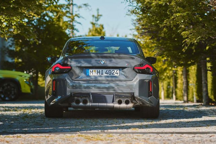 Dù đây là mức giá xe BMW M2 2025 khá cao so với những nâng cấp tối thiểu kể trên, nhưng vẫn "dễ chịu" hơn so với BMW M3 có giá 75.295 USD (tương đương khoảng 1,76 tỷ đồng).