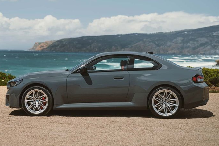 Thiết kế của BMW M2 2025 vẫn giữ nguyên như cũ nhưng được bổ sung màu sơn mới, huy hiệu và đầu ống xả màu đen. Điển nhấm của bản nâng cấp này là sự xuất hiện của bộ mâm đa chấu màu bạc lạ mắt.