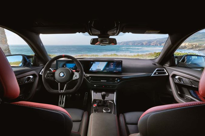 Trước đây, tùy chọn này chỉ được cung cấp trên các phiên bản cao cấp của M3 và M4. Ở bên trong, xe được trang bị hệ thống thông tin giải trí iDrive 8.5, vô lăng vát đáy và ghế ngồi thể thao phối màu đen đỏ.