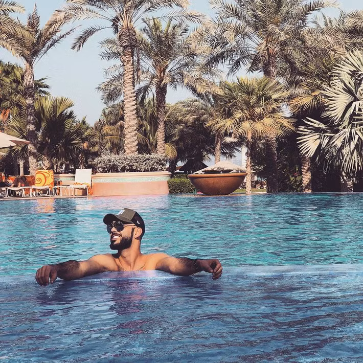 Tìm đến trang cá nhân của Omar, có thể thấy chàng "hot boy bị trục xuất" này gần đây rất thường xuyên chia sẻ những tấm ảnh khoe vẻ ngoài bụi bặm. Sau 6 năm, Omar hiện tại không còn vẻ đẹp nhẹ nhàng, quyến rũ tựa những chàng hoàng tử trung đông nữa mà hiện tại, anh chàng này đã "ngầu" hơn, bụi phủi hơn với bộ râu quai nón và cũng có phần "phát tướng".