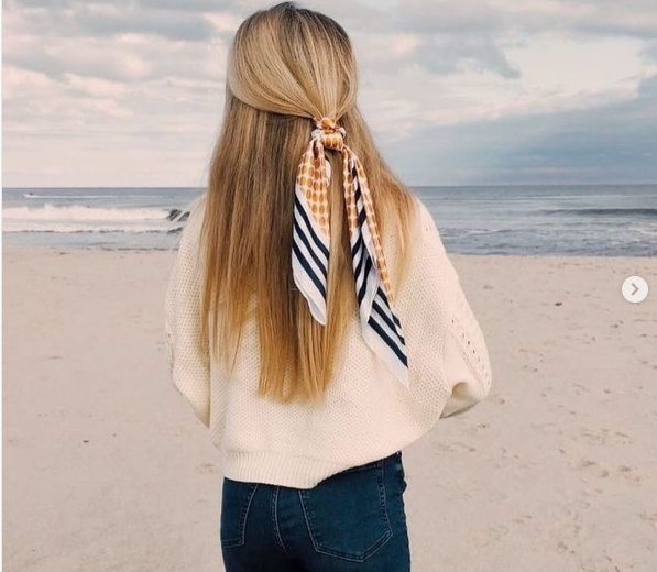 Hay đơn giản chỉ là buộc tóc với một chiếc khăn cũng đủ khiến mái tóc thêm phần mới lạ.