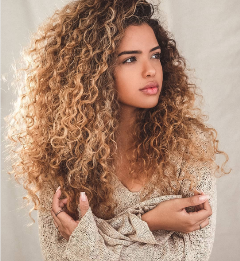 Kiểu tóc xoăn từ “gốc đến ngọn” cũng là một gợi ý không tồi cho bạn.