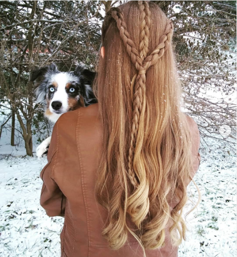 Kiểu tóc tết sam nhẹ nhàng này sẽ rất phù hợp với những cô nàng “bánh bèo”.