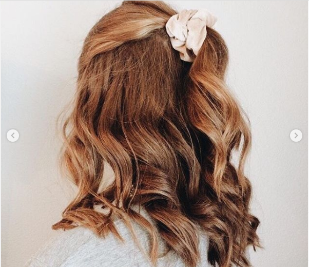 Dù tóc thẳng hay tóc xoăn bạn cũng đều có thể kết hợp với khăn.