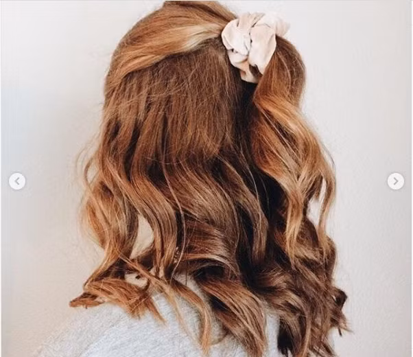 Dù tóc thẳng hay tóc xoăn bạn cũng đều có thể kết hợp với khăn.