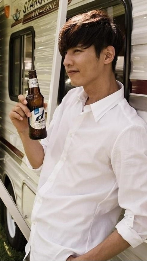 Hình tượng soái ca sơ mi trắng của Won Bin cũng bị phá hủy vì vùng cánh tay ướt đẫm mồ hôi. Ảnh: yan.