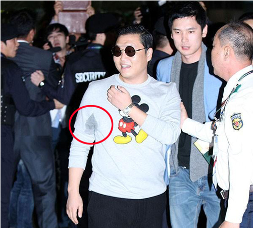 PSY khiến nhiều người “choáng” với phần tay áo bị thấm ướt. Ảnh: vnexpress.