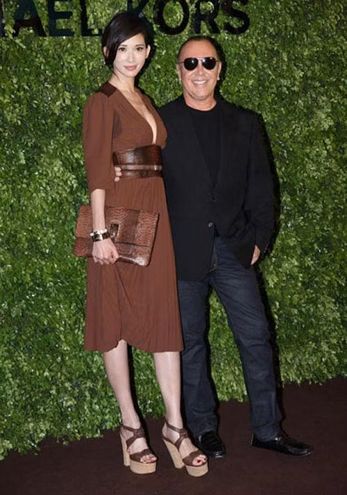 Lâm Chí Linh mất điểm khi lộ “vùng cánh” đẫm mồ hôi. Ảnh: vietgiaitri.