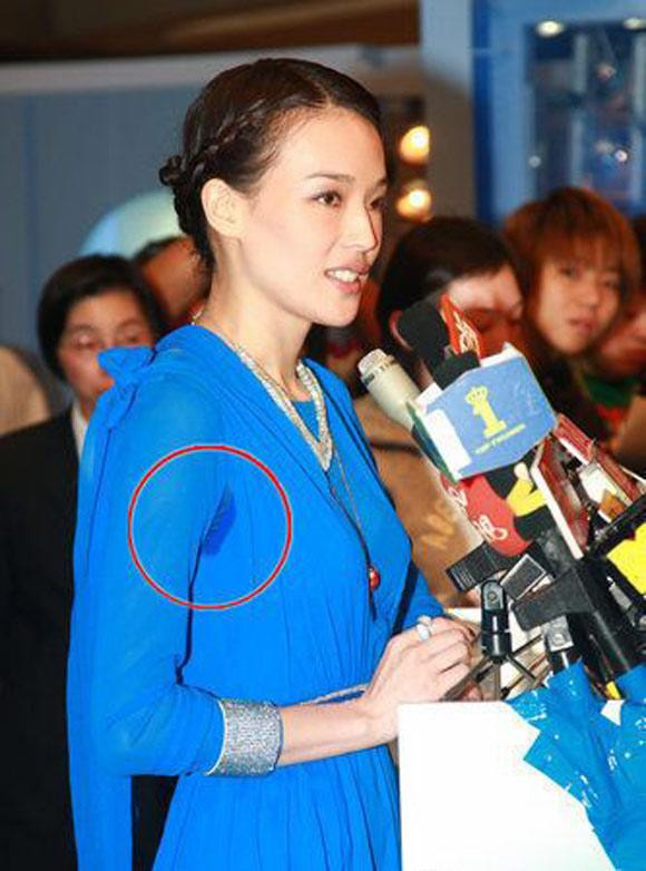 Và cả Thư Kỳ cũng không tránh khỏi “ác mộng” mang tên “ mồ hôi nách”. Ảnh: pose.