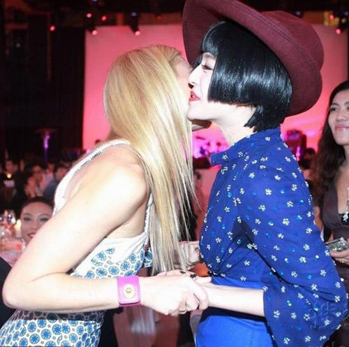 Phạm Băng Băng cũng có lúc phải đỏ mặt vì mồ hôi vùng da dưới cánh tay. Ảnh: eva.