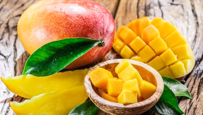 Tuy nhiên, xoài là loại trái cây có chỉ số đường cao, không nên ăn nhiều xoài vào buổi tối, đặc biệt là với người mắc tiểu đường. Ảnh: hindustantimes.