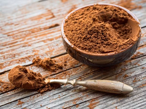  Mặt nạ bột ca cao và sữa chua: Bột ca cao chứa flavonols được chứng minh là giúp làm mờ các dấu hiệu lão hóa da. Mặt khác, sữa chua chứa axit lactic giúp loại bỏ tế bào chết, cải thiện đàn hồi da. Cách làm: Cho 1 thìa canh bột ca cao với 1 thìa canh sữa chua vào trong chén, trộn thành hỗn hợp nhão mịn. Đắp lên mặt và cổ. Để hỗn hợp trong 5 phút, sau đó rửa mặt sạch.