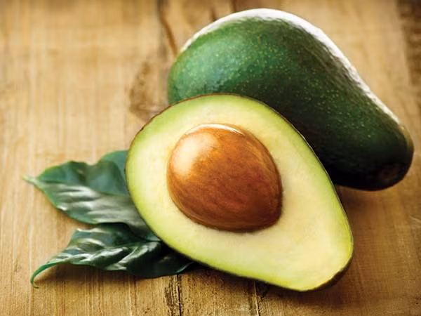  Mặt nạ từ quả bơ, mật ong và tinh dầu tràm trà: Bơ giàu các axit béo và vitamin A, C, K giúp cải thiện kết cấu và đàn hồi da. Trong khi, mật ong giúp dưỡng ẩm cho da thì dầu tràm trà giữ cho da khỏe đẹp. Cách làm: Nghiền phần thịt của 1 quả bơ chín. Thêm mật ong và tinh dầu tràm trà vào trộn đều cho thật mịn. Thoa hỗn hợp lên mặt và cổ. Khi hỗn hợp khô thì rửa mặt sạch.