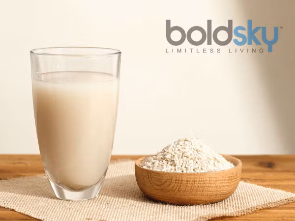  Mặt nạ bột gạo và sữa tươi: Axit ferulic trong bột gạo giúp dưỡng và ngăn ngừa lão hóa da. Trong khi đó, sữa tươi giúp tẩy tế bào chết và làm sạch sâu, giúp cải thiện kết cấu da. Cách làm: Cho 1/4 chén bột gạo và 3 thìa canh sữa tươi vào bát trộn thành hỗn hợp nhão mịn. Thoa hỗn hợp lên mặt, để 15-20 đến khi mặt nạ khô. Sau đó, rửa mặt sạch.