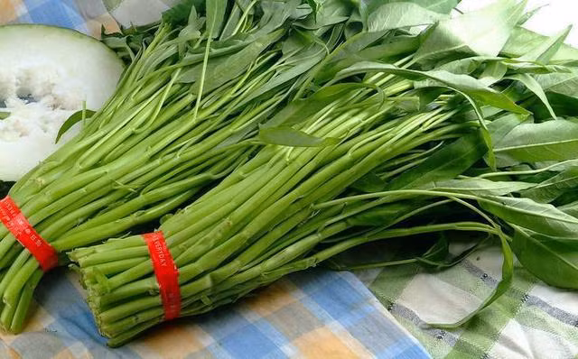 Rau muống cũng dễ có nguy cơ chứa nhiều thuốc sâu, do những năm gần đây, xuất hiện thêm nhiều loại bệnh và côn trùng gây hại.