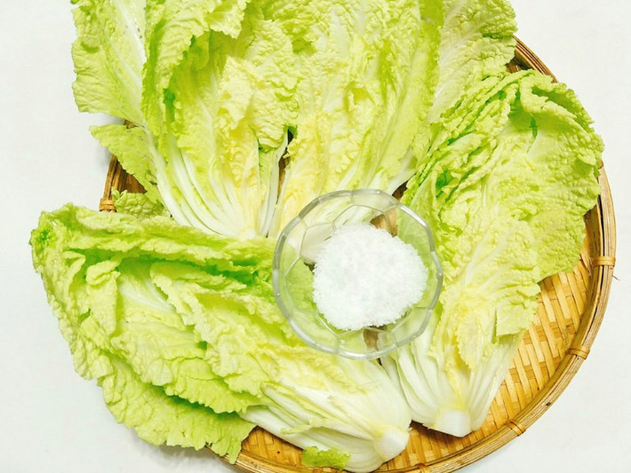 Nhiều người cho rằng chỉ cần loại bỏ những lớp lá ngoài là loại trừ thuốc trừ sâu, thực tế thuốc trừ sâu xâm nhập từ rễ của đất trong quá trình phát triển bình thường. Vì vậy dư lượng thuốc từ sâu bên trong và bên ngoài cải thảo như nhau.