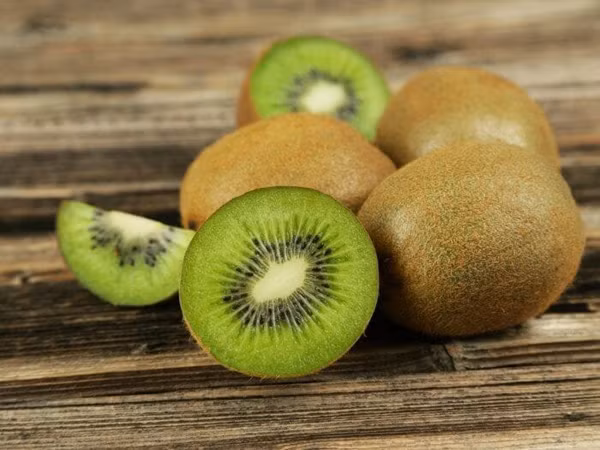 Để ngăn ngừa ung thư đại tràng, bác sĩ Zhao Yuzhou khuyên nên hạn chế thịt đỏ, đồ chiên, đồ hun khói và đồ muối chua. Thay vào đó, bạn nên ăn nhiều rau tươi và trái cây như chuối, táo, dâu tây và kiwi. Các loại quả này chứa lượng kali cao, giàu chất xơ và vitamin C có thể ức chế sự hình thành chất gây ung thư, giảm tác hại của các chất có khả năng gây ung thư với thành ruột.