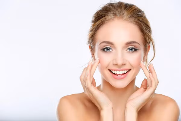 Đẹp da. Đậu đen có chứa thành phần vitamin B, oryzanol và nhiều yếu tố vi lượng khác. Khi đi vào cơ thể, những chất này giúp da ngày càng mịn màng. Đặc biệt, đậu đen chứa khoảng 10 loại axit amin ảnh hưởng tích cực đến quá trình sản sinh collagen, giúp cho làn da trở nên đàn hồi, săn chắc hơn.