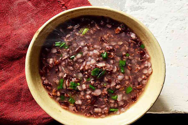 Khi nấu cháo, bạn có thể thêm gạo lứt, bột yến mạch để tăng cường dinh dưỡng. Tuy nhiên, cần tránh bổ sung thực phẩm, gia vị có tính kiềm bởi chúng có thể làm thất thoát nhiều chất dinh dưỡng, đặc biệt vitamin B.