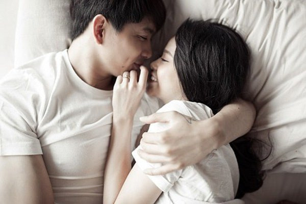 Theo chuyên gia tâm lý, lời thì thầm giúp khoảng cách giữa hai người ngắn lại. Nó cũng là “liều thuốc” giúp đối phương bình ổn cảm xúc, “ngọn lửa” mang lại sự ấm áp, an tâm giữa bộn bề căng thẳng, tính toán lạnh lẽo của cuộc sống. Ảnh minh họa.