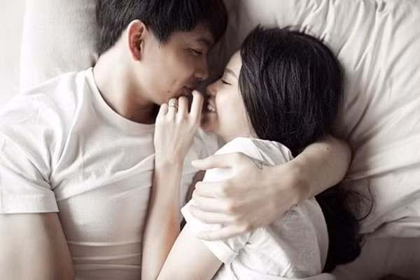 Theo chuyên gia tâm lý, lời thì thầm giúp khoảng cách giữa hai người ngắn lại. Nó cũng là “liều thuốc” giúp đối phương bình ổn cảm xúc, “ngọn lửa” mang lại sự ấm áp, an tâm giữa bộn bề căng thẳng, tính toán lạnh lẽo của cuộc sống. Ảnh minh họa.