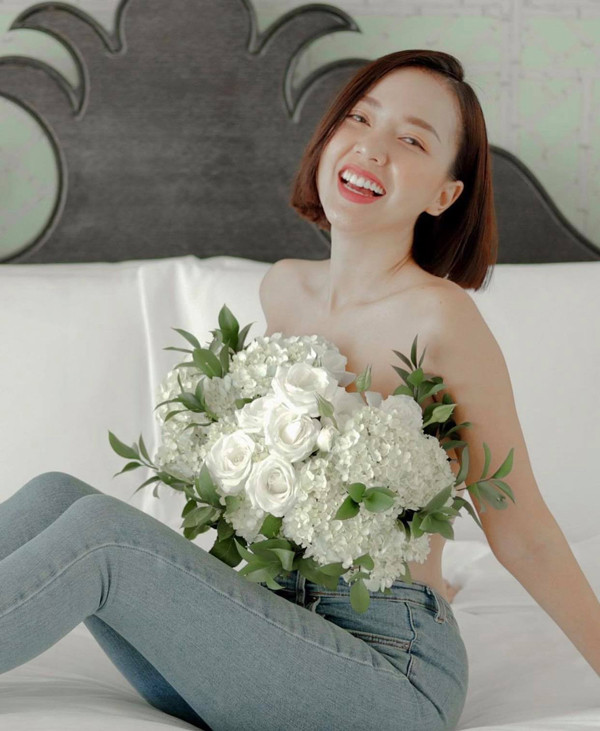 Tạo khoảng hở vừa đủ nên dù không dùng vải che thân, mỹ nhân không vì thế mà bị “ném đá”.