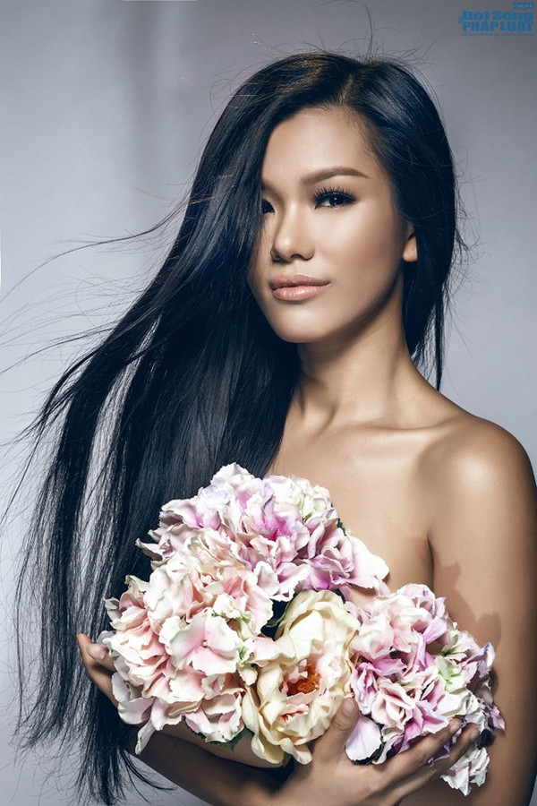 Phương Vy làm mới mình bằng series ảnh dùng hoa làm áo. Với cô, biến đổi mình cũng là cách làm mới trong âm nhạc và cuộc sống hàng ngày.