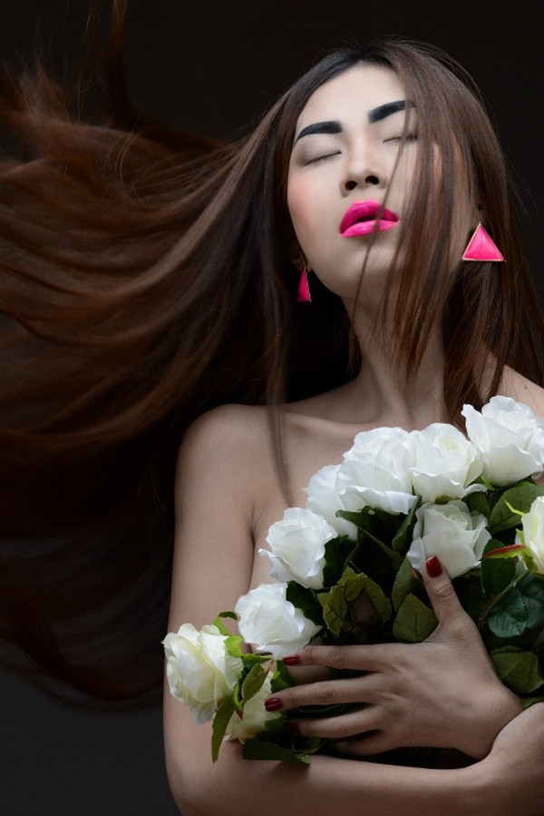 Người đẹp chuyển giới Lan Phương cũng từng được khen hết lời khi chụp ảnh dùng hoa che ngực trần vừa kín đáo nhưng cũng vô cùng quyến rũ.