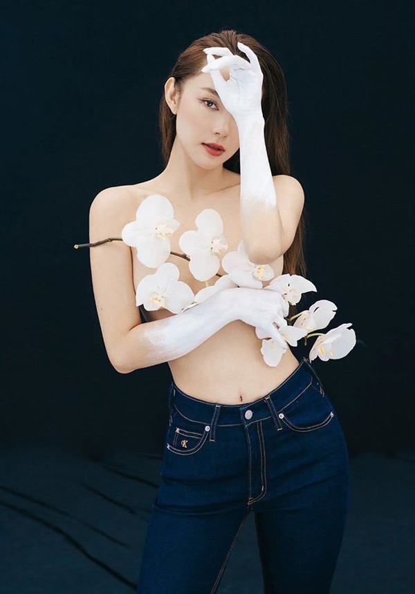 Minh Hằng được fans khen hết lời với bức ảnh nghệ thuật. Dùng cành lan trắng để làm phụ kiện che vùng nhạy cảm, nữ ca sĩ không hề gây phản cảm.