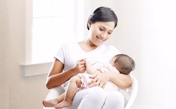  Nhóm phụ nữ cho con bú. Vì đây không phải là vắc xin virus sống nên không có khả năng gây ra nguy cơ cho trẻ bú mẹ. Hiệu quả của vắc xin được mong đợi là tương tự giữa phụ nữ đang cho con bú và những người trưởng thành khác. WHO không khuyến nghị ngừng cho con bú sau khi tiêm phòng.