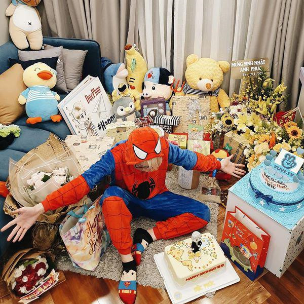 Sau quãng thời gian chạy show không mệt mỏi và cho ra đời nhiều bản hit đình đám, giọng ca "Ánh nắng của anh" có được khoảng thu nhập không nhỏ để tậu nhà đẹp, xe sang và có 10 sổ tiết kiệm. Anh trở thành trụ cột kinh tế trong gia đình.