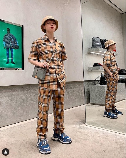 Thu nhập cao cũng giúp ca sĩ Đức Phúc từ một anh chàng ăn mặc xuề xòa trở nên đẳng cấp hơn.