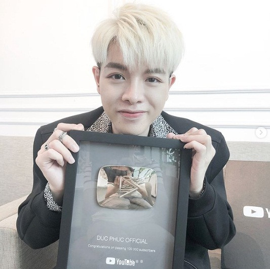 Đức Phúc khoe chiếc nút bạc YouTube danh giá.