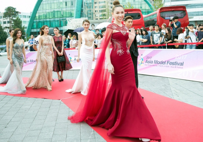 Quỳnh Thư "nổi bần bật" khi sải bước trên thảm đỏ Asia Model Festival 2017.