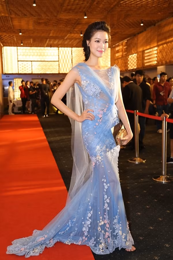 Hoa hậu Thuỳ Dung nổi bật với đầm xuyên thấu mỏng tang trên thảm đỏ.
